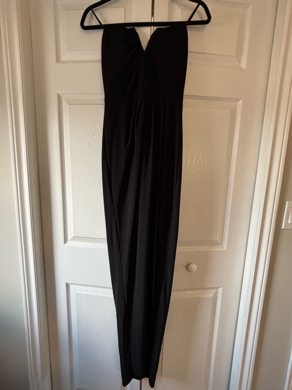 le château Black Evening Dress with V-Notch Bust